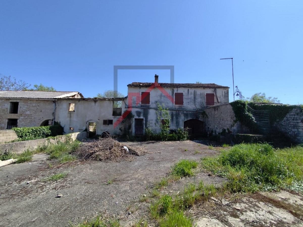 Istria, zona Parenzo - Casa tradizionale in pietra da ristrutturare con vista mare