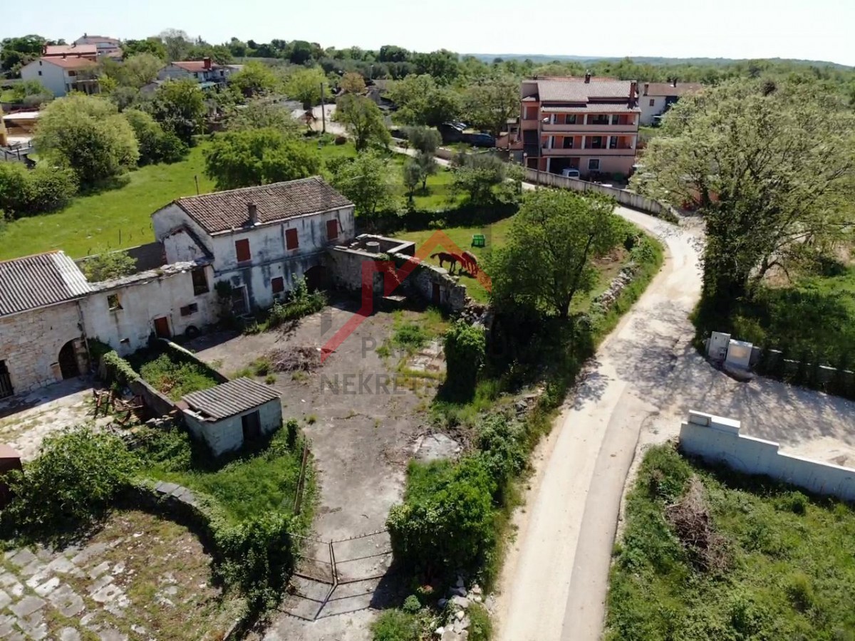 Istria, zona Parenzo - Casa tradizionale in pietra da ristrutturare con vista mare