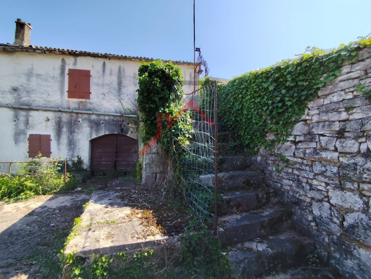 Istria, zona Parenzo - Casa tradizionale in pietra da ristrutturare con vista mare