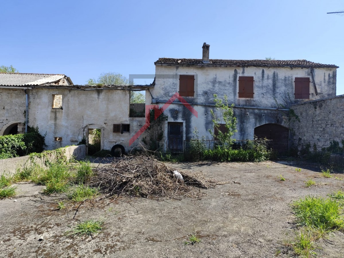 Istria, zona Parenzo - Casa tradizionale in pietra da ristrutturare con vista mare