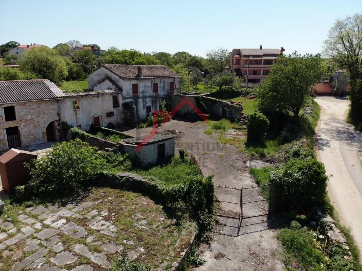 Istria, zona Parenzo - Casa tradizionale in pietra da ristrutturare con vista mare