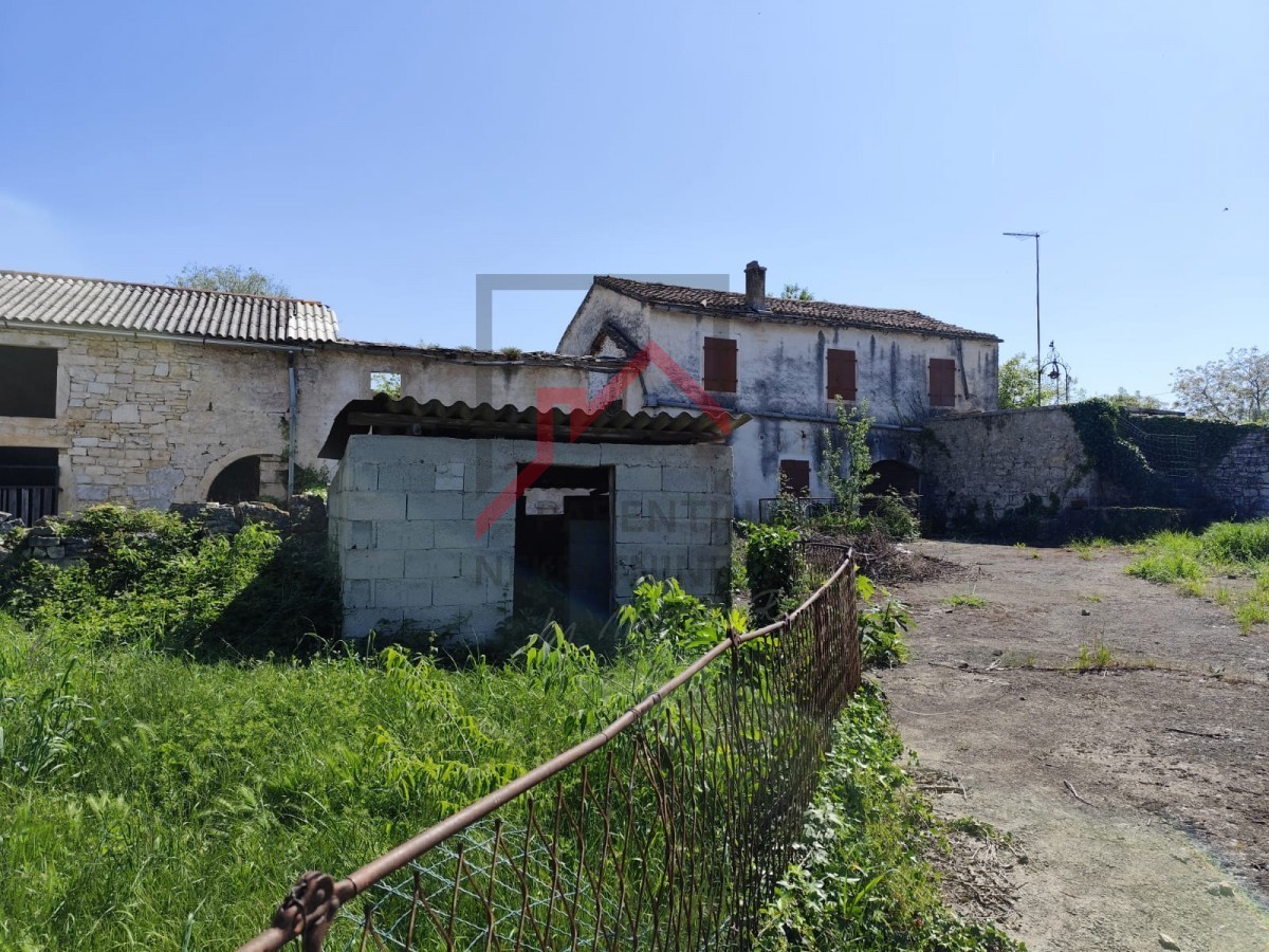 Istria, zona Parenzo - Casa tradizionale in pietra da ristrutturare con vista mare