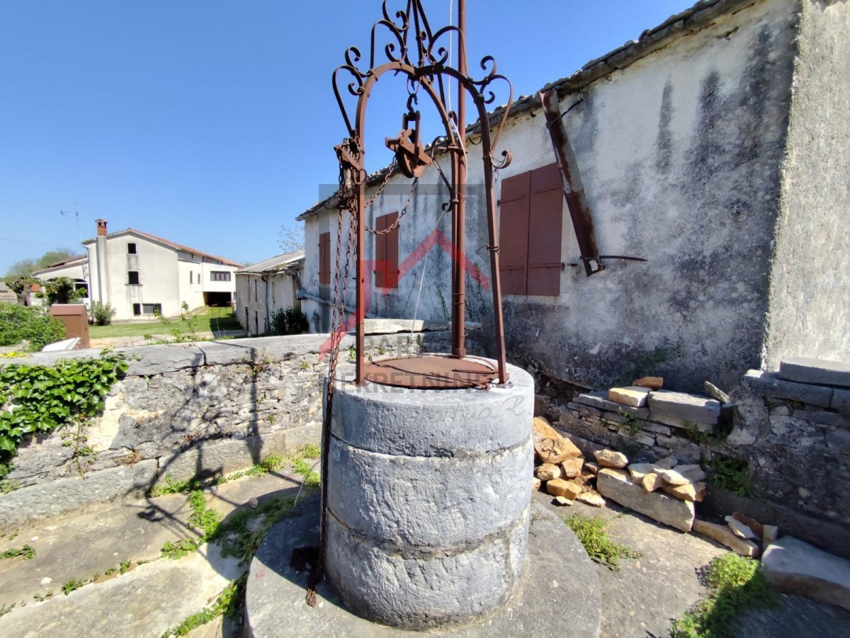 Istria, zona Parenzo - Casa tradizionale in pietra da ristrutturare con vista mare