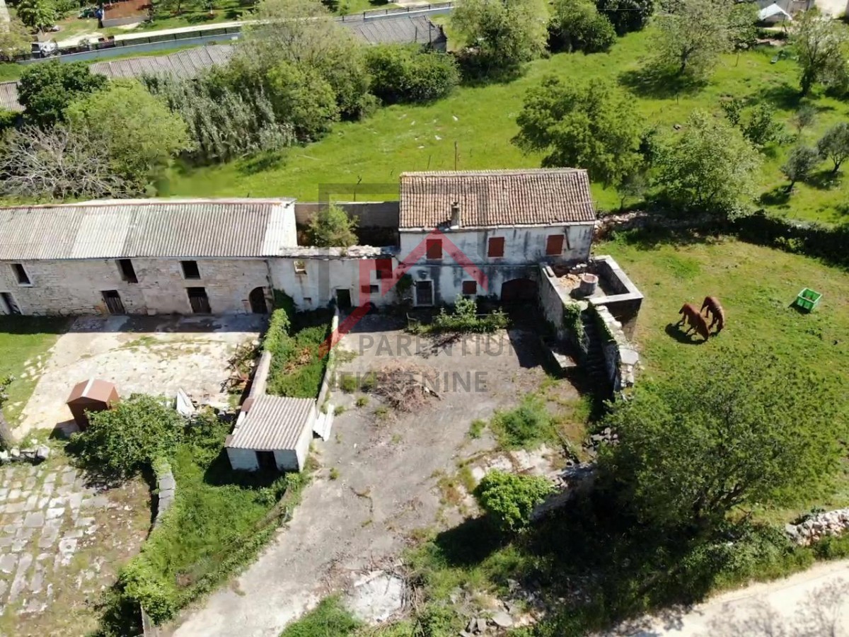 Istria, zona Parenzo - Casa tradizionale in pietra da ristrutturare con vista mare