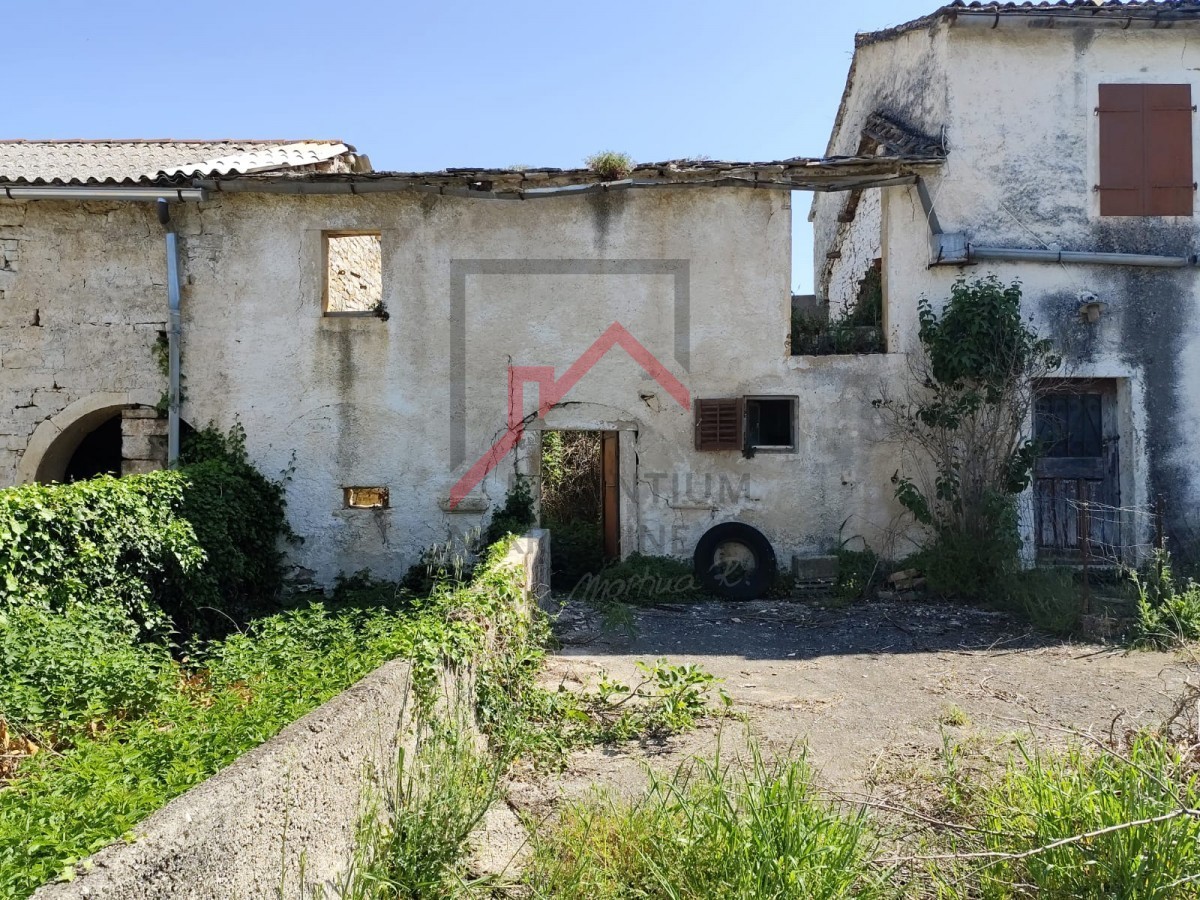 Istria, zona Parenzo - Casa tradizionale in pietra da ristrutturare con vista mare