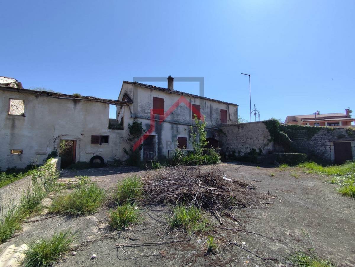 Istria, zona Parenzo - Casa tradizionale in pietra da ristrutturare con vista mare