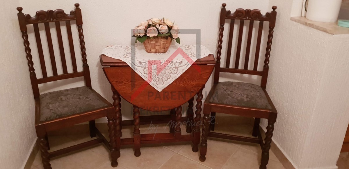 Casa con un bel cortile in una posizione tranquilla nel centro dell'Istria