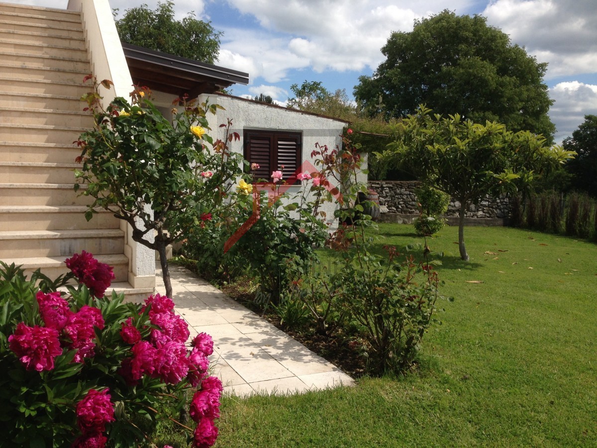 Casa con un bel cortile in una posizione tranquilla nel centro dell'Istria