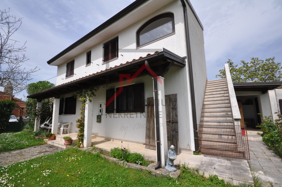 Casa con un bel cortile in una posizione tranquilla nel centro dell'Istria