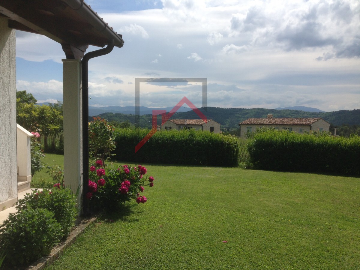 Casa con un bel cortile in una posizione tranquilla nel centro dell'Istria