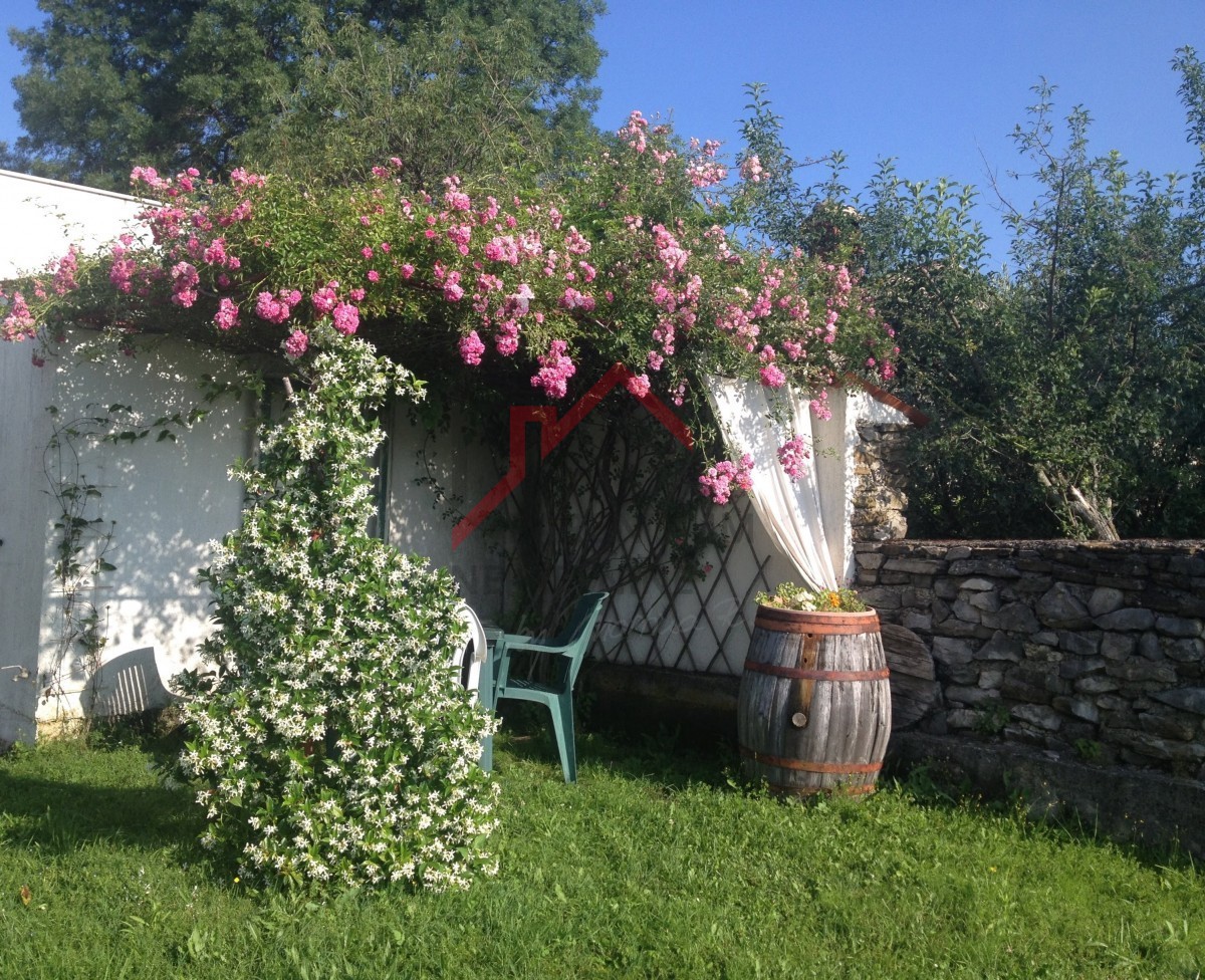 Casa con un bel cortile in una posizione tranquilla nel centro dell'Istria