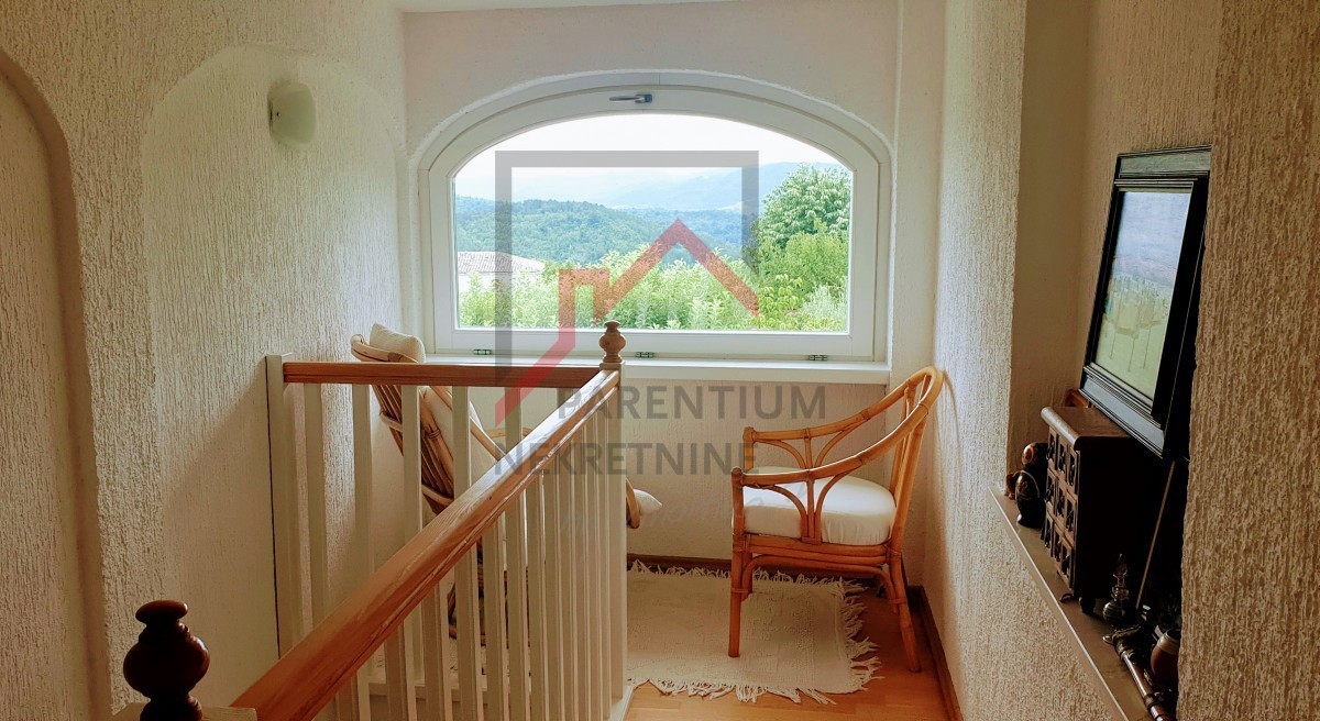 Casa con un bel cortile in una posizione tranquilla nel centro dell'Istria