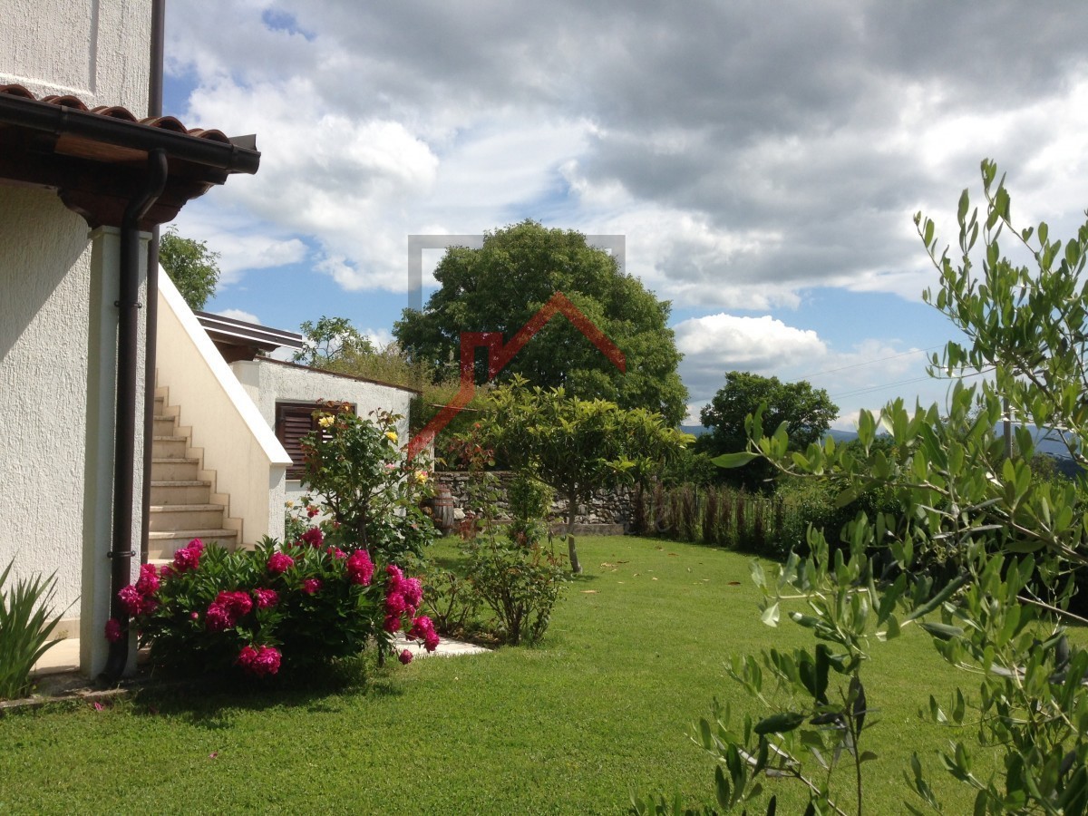 Casa con un bel cortile in una posizione tranquilla nel centro dell'Istria