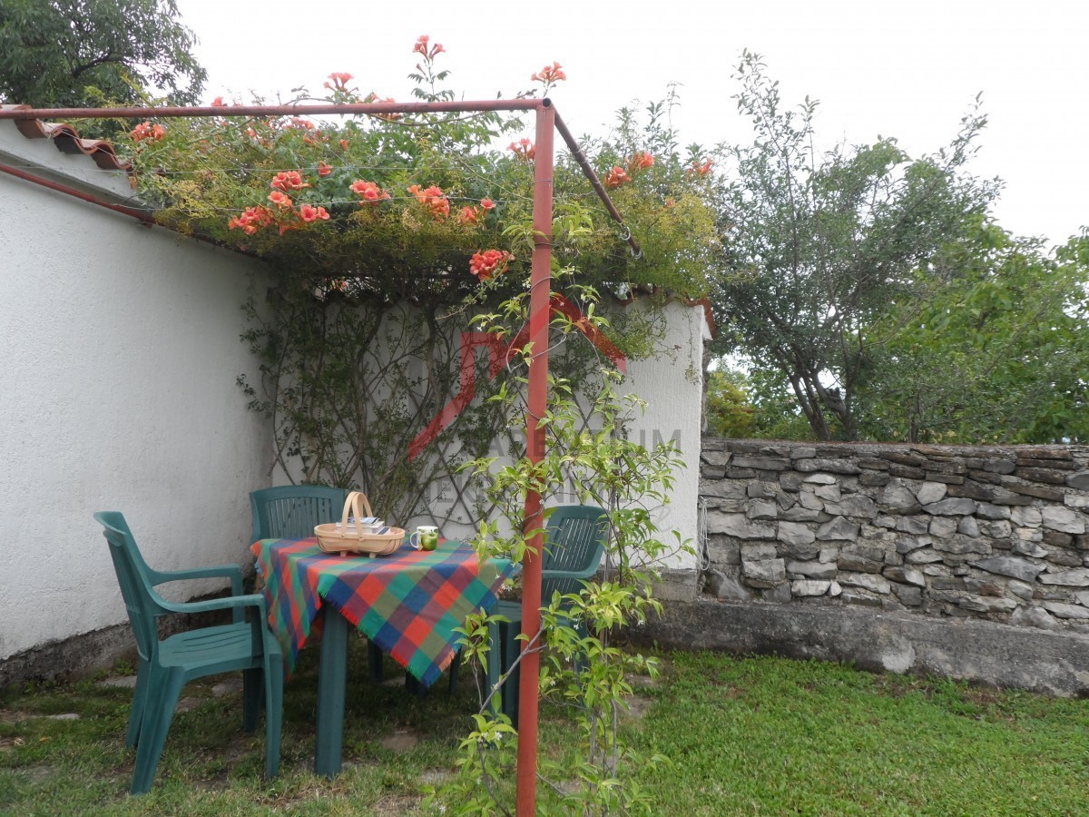 Casa con un bel cortile in una posizione tranquilla nel centro dell'Istria