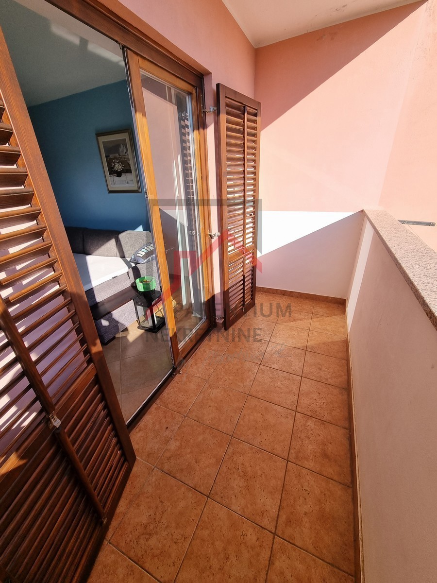 NOVIGRAD, Appartamento al 1° piano con 2 camere da letto, immerso nel verde