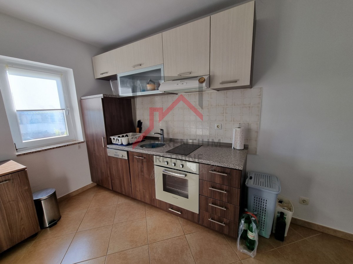 NOVIGRAD, Appartamento al 1° piano con 2 camere da letto, immerso nel verde