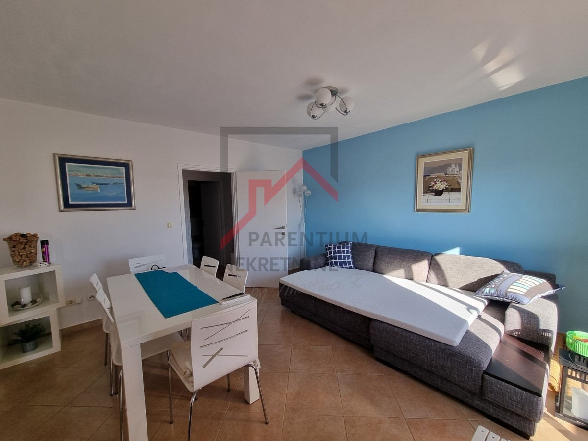 NOVIGRAD, Appartamento al 1° piano con 2 camere da letto, immerso nel verde