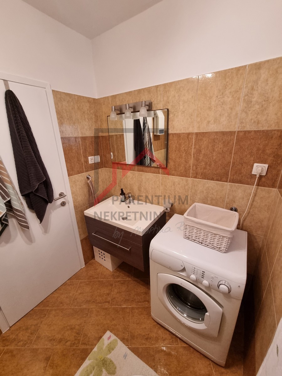 NOVIGRAD, Appartamento al 1° piano con 2 camere da letto, immerso nel verde