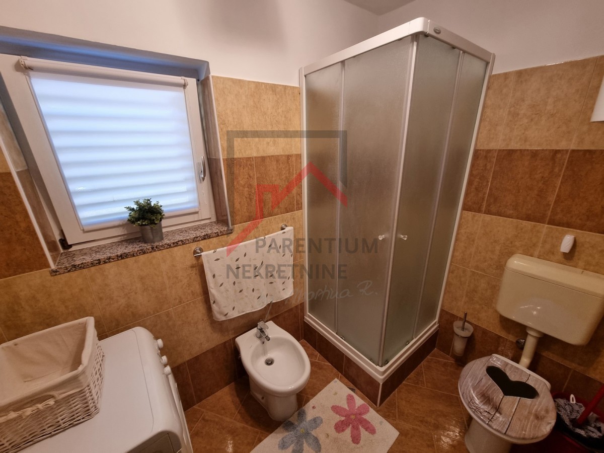 NOVIGRAD, Appartamento al 1° piano con 2 camere da letto, immerso nel verde