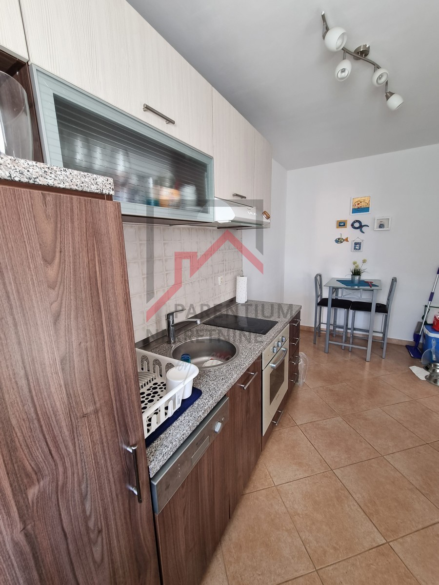 NOVIGRAD, Appartamento al 1° piano con 2 camere da letto, immerso nel verde