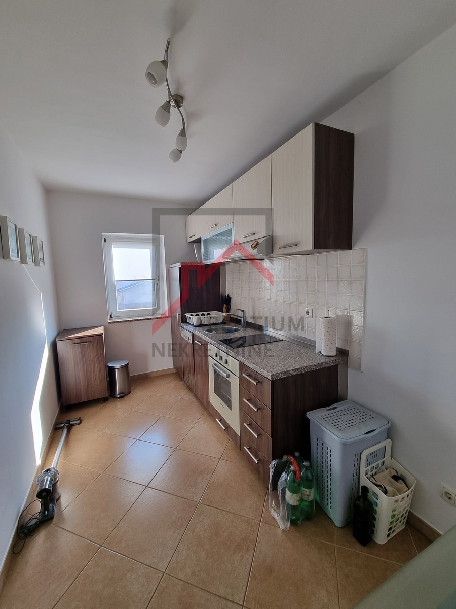 NOVIGRAD, Appartamento al 1° piano con 2 camere da letto, immerso nel verde