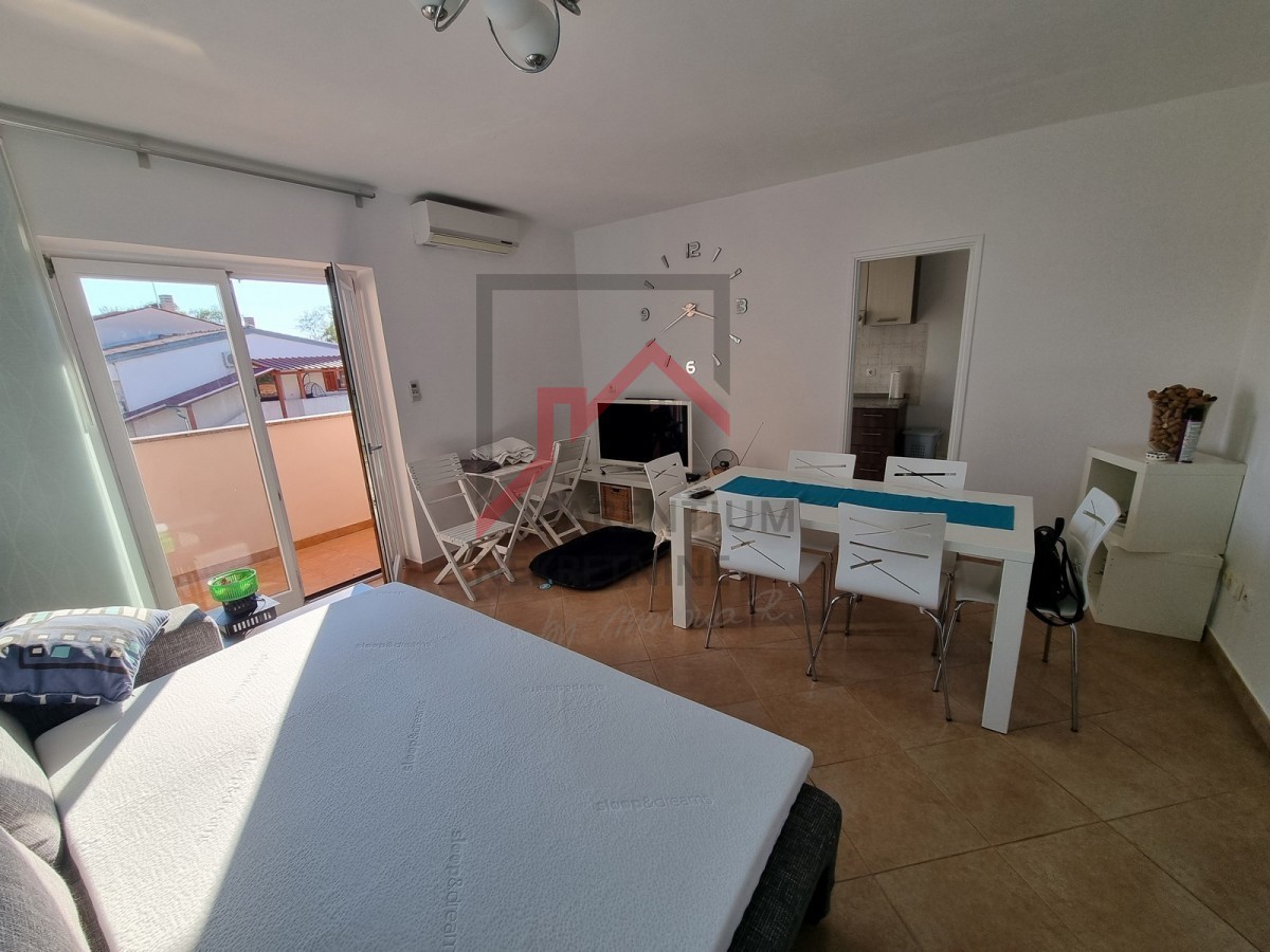 NOVIGRAD, Appartamento al 1° piano con 2 camere da letto, immerso nel verde