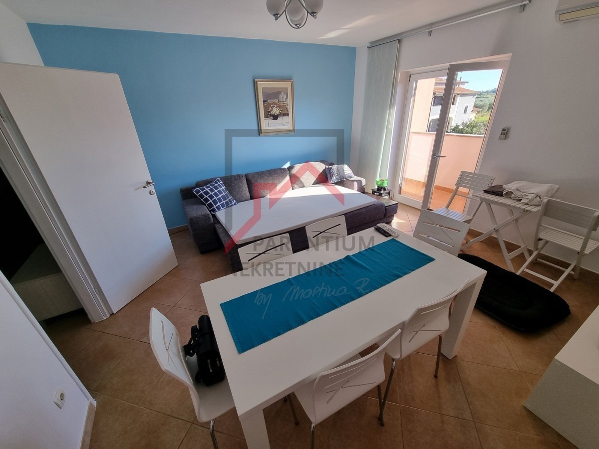 NOVIGRAD, Appartamento al 1° piano con 2 camere da letto, immerso nel verde