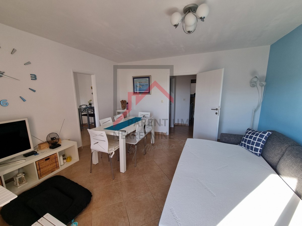 NOVIGRAD, Appartamento al 1° piano con 2 camere da letto, immerso nel verde