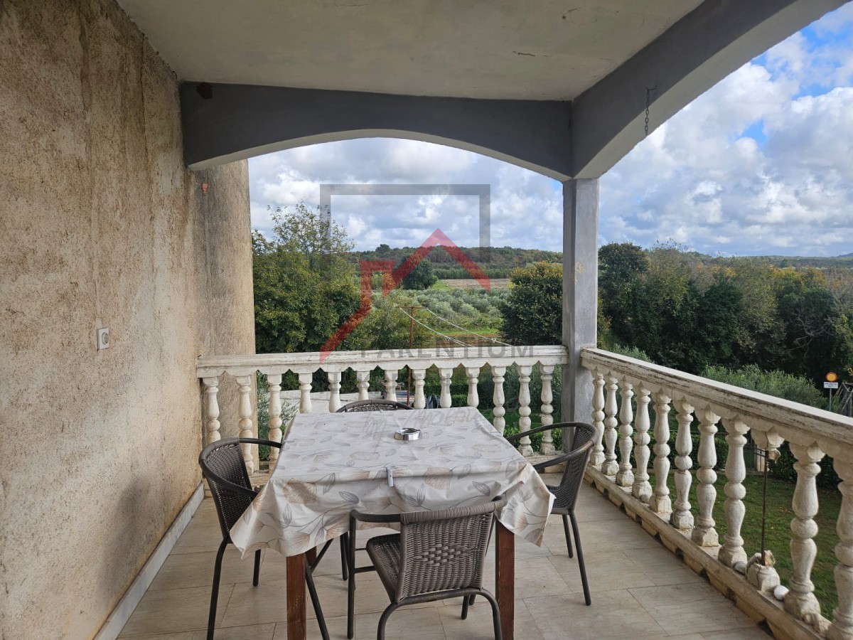 Haus mit drei Wohnungen und Bauland in der Nähe von Poreč ...