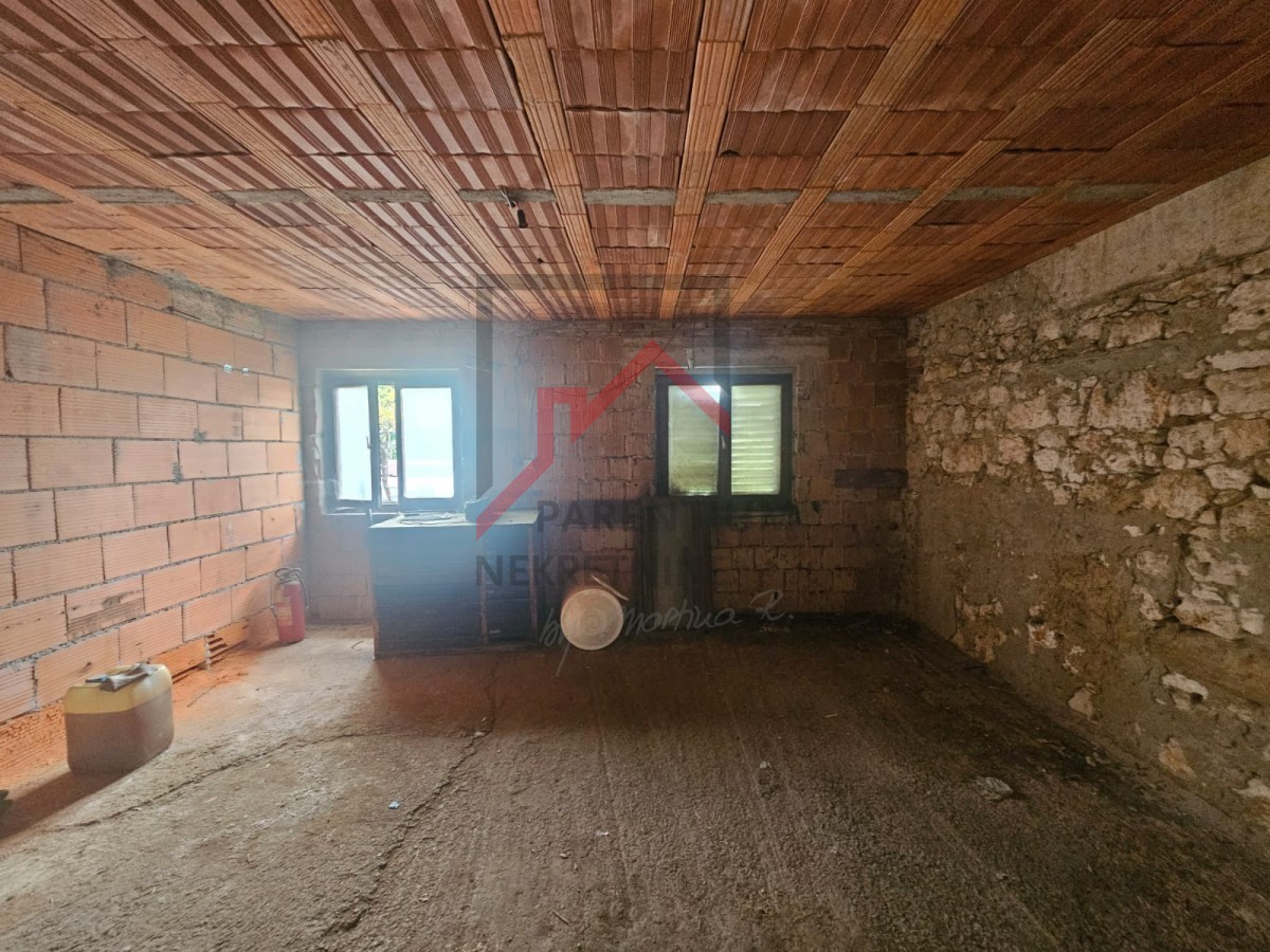 Haus mit drei Wohnungen und Bauland in der Nähe von Poreč ...