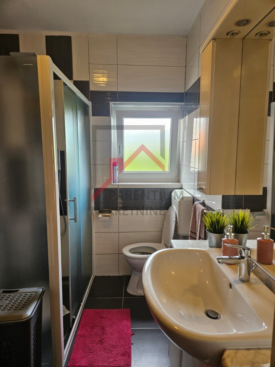 Haus mit drei Wohnungen und Bauland in der Nähe von Poreč ...