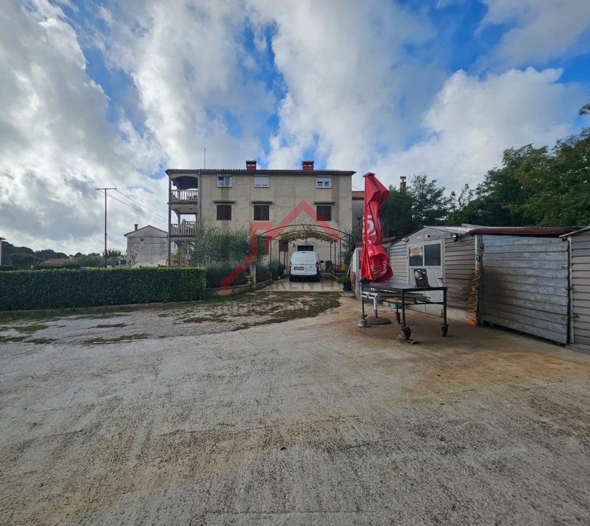 Haus mit drei Wohnungen und Bauland in der Nähe von Poreč ...