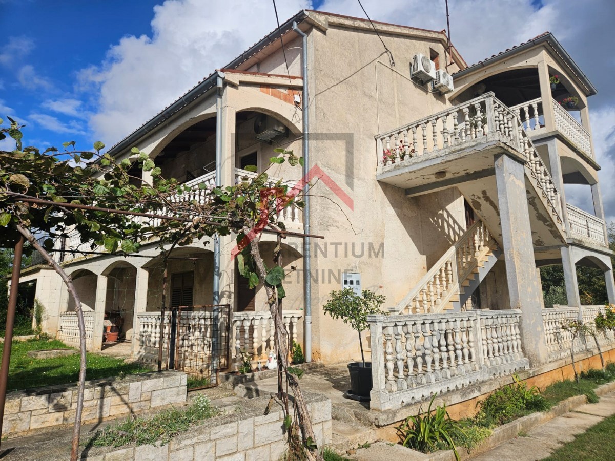 Haus mit drei Wohnungen und Bauland in der Nähe von Poreč ...