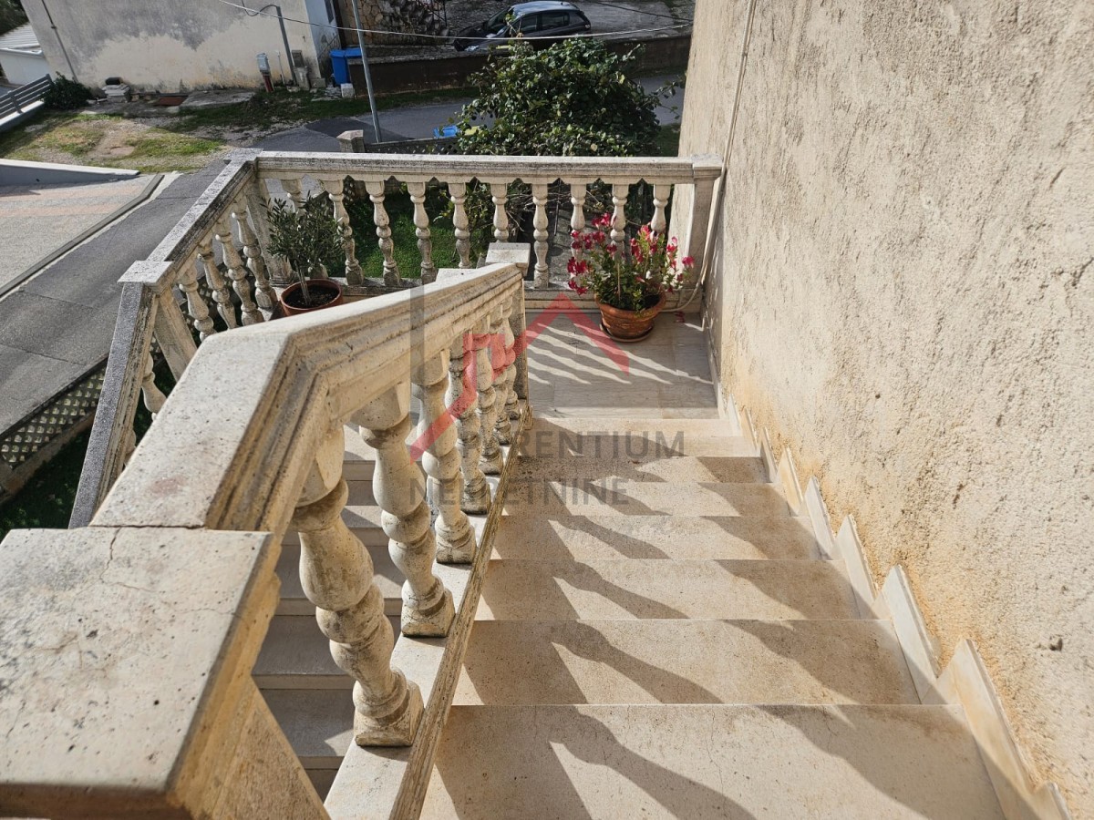 Haus mit drei Wohnungen und Bauland in der Nähe von Poreč ...