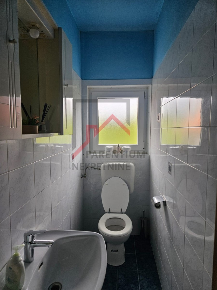 Haus mit drei Wohnungen und Bauland in der Nähe von Poreč ...