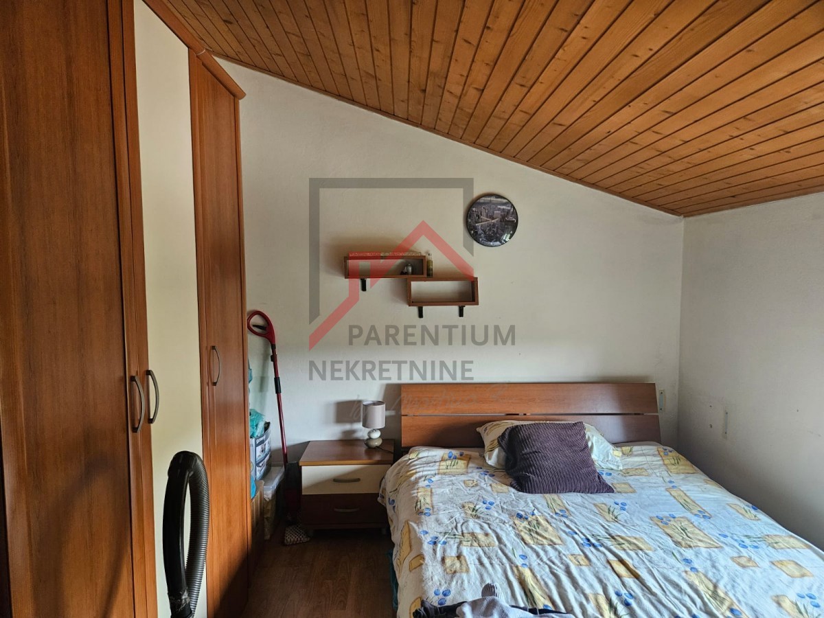 Haus mit drei Wohnungen und Bauland in der Nähe von Poreč ...