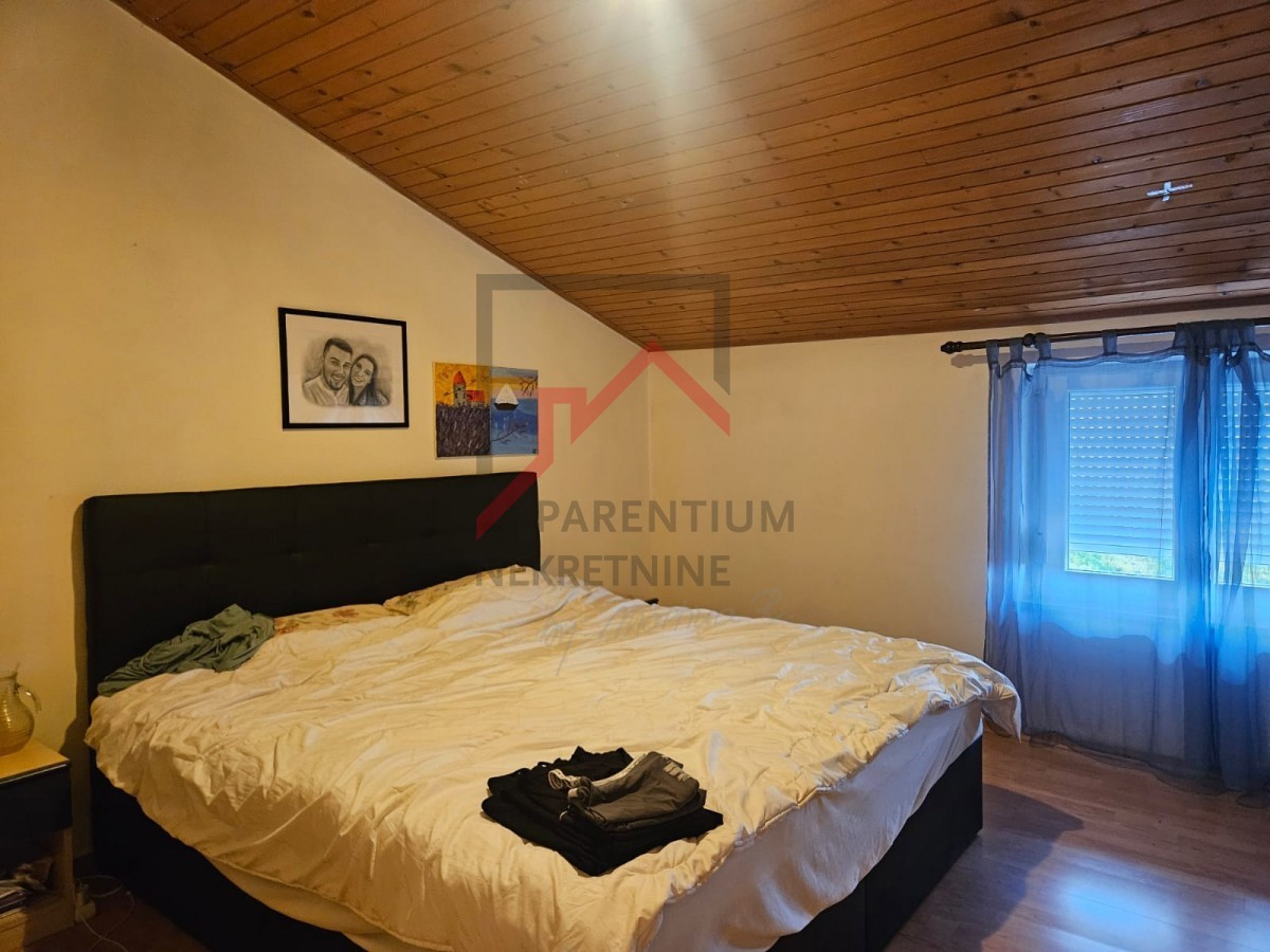 Haus mit drei Wohnungen und Bauland in der Nähe von Poreč ...