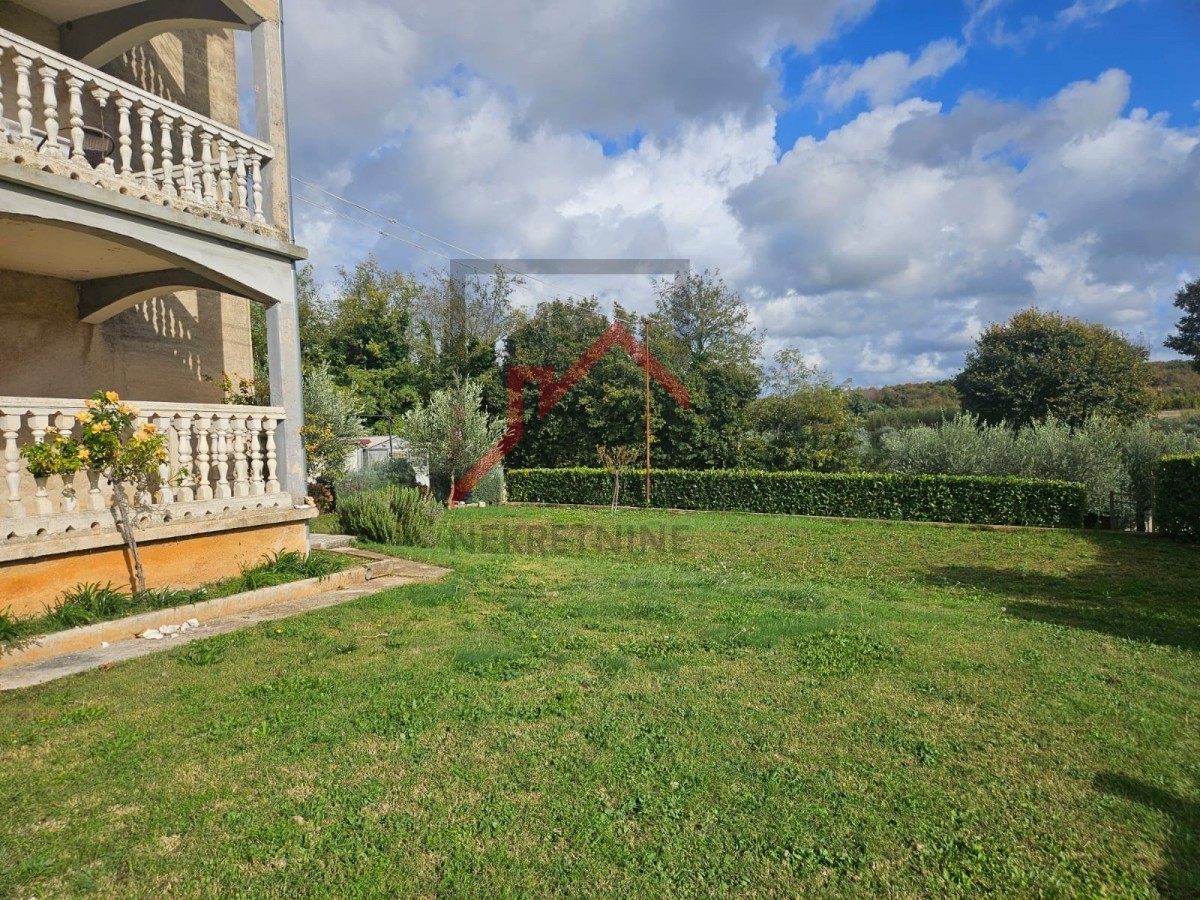 Haus mit drei Wohnungen und Bauland in der Nähe von Poreč ...