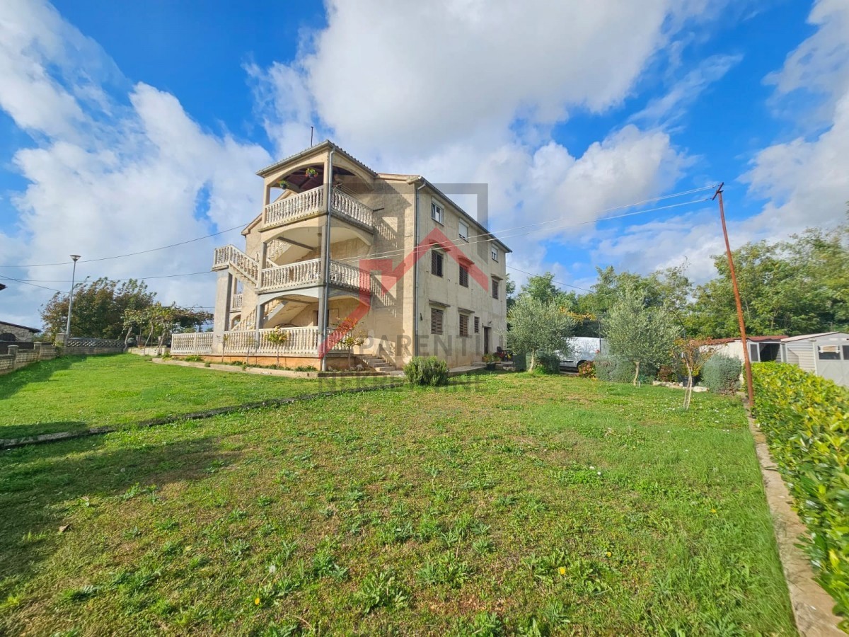 Haus mit drei Wohnungen und Bauland in der Nähe von Poreč ...