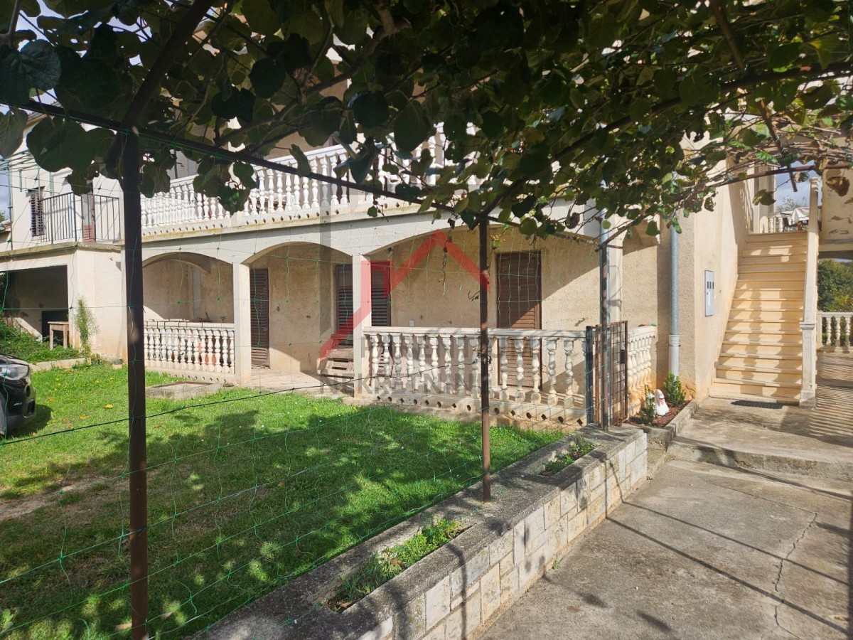 Haus mit drei Wohnungen und Bauland in der Nähe von Poreč ...