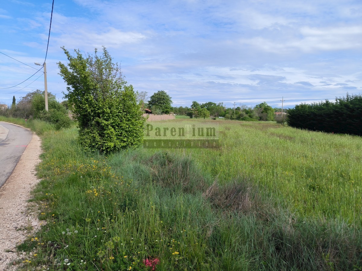 Parenzo, terra in un villaggio tranquillo