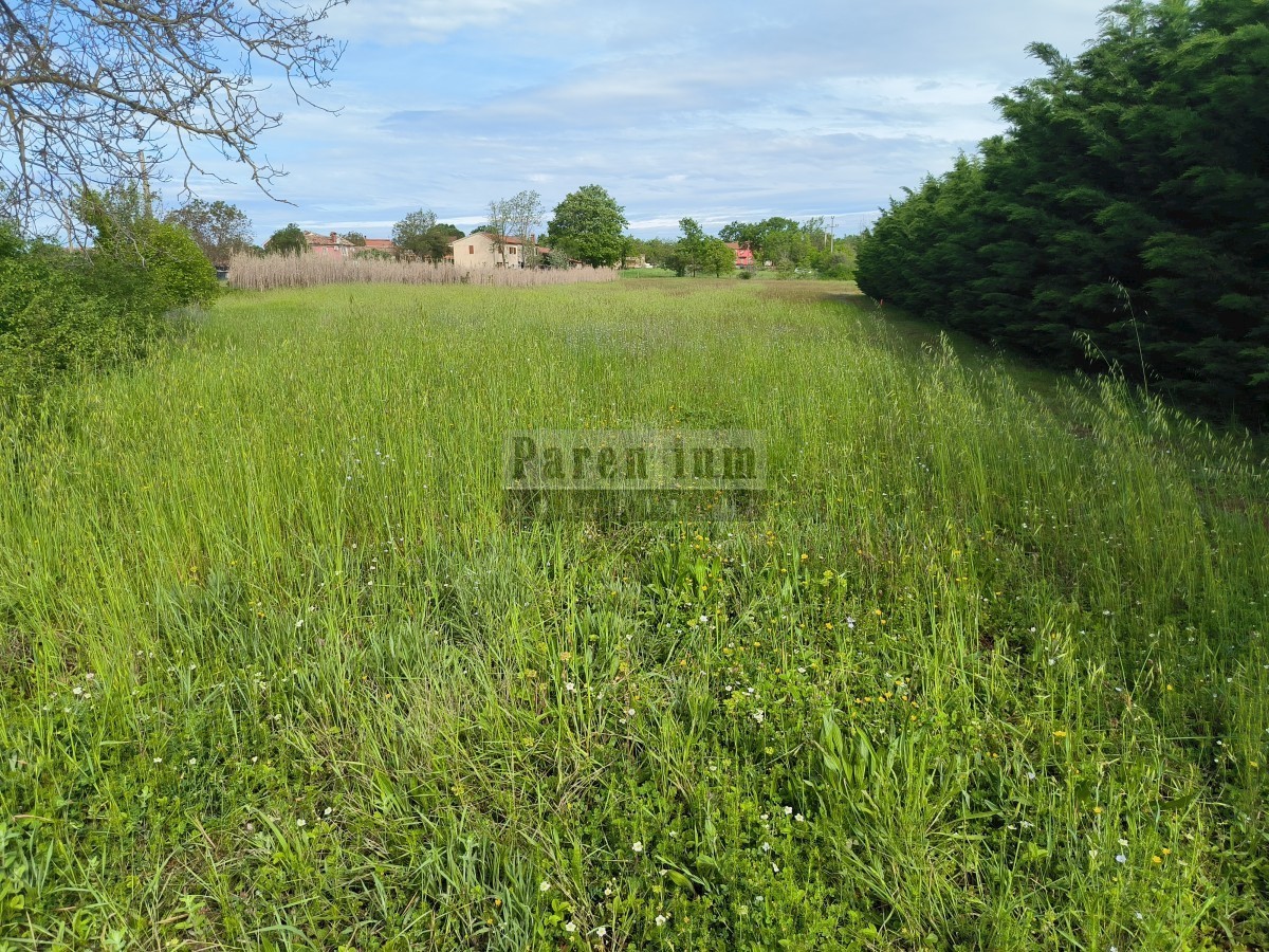 Parenzo, terra in un villaggio tranquillo