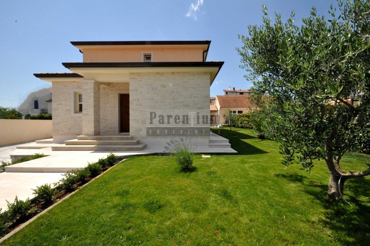 Bella casa con piscina, vicino alla città di Parenzo e vicino al mare.