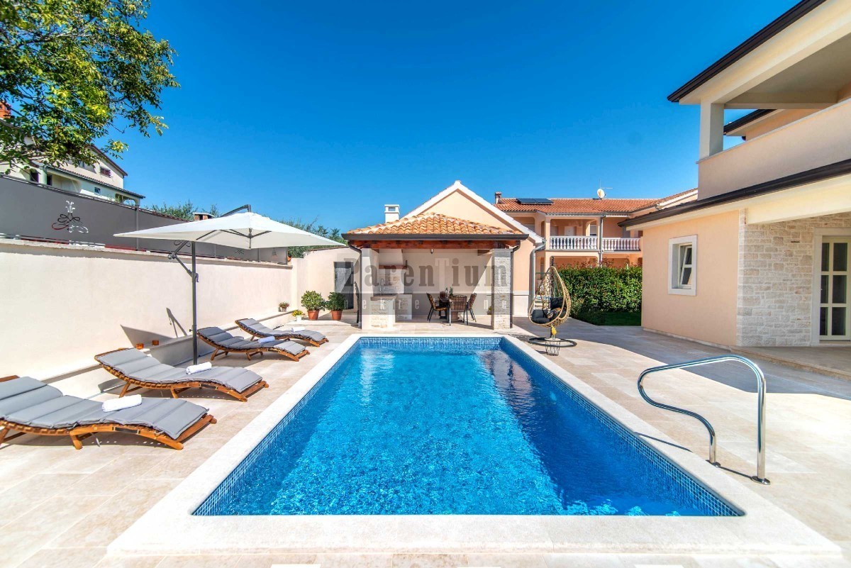 Bella casa con piscina, vicino alla città di Parenzo e vicino al mare.