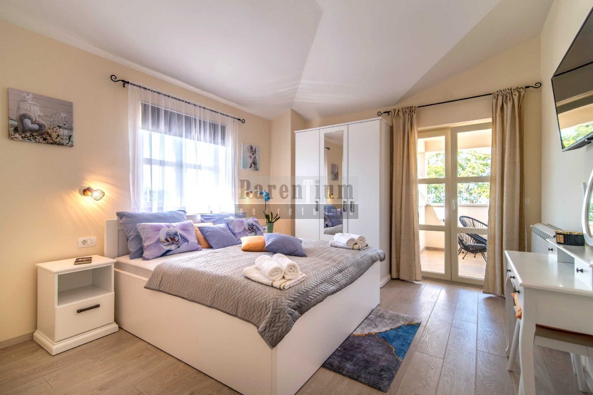 Bella casa con piscina, vicino alla città di Parenzo e vicino al mare.