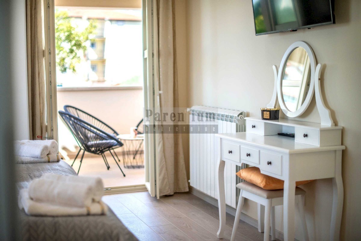 Bella casa con piscina, vicino alla città di Parenzo e vicino al mare.