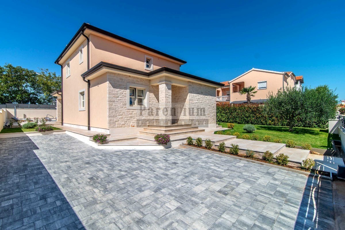 Bella casa con piscina, vicino alla città di Parenzo e vicino al mare.