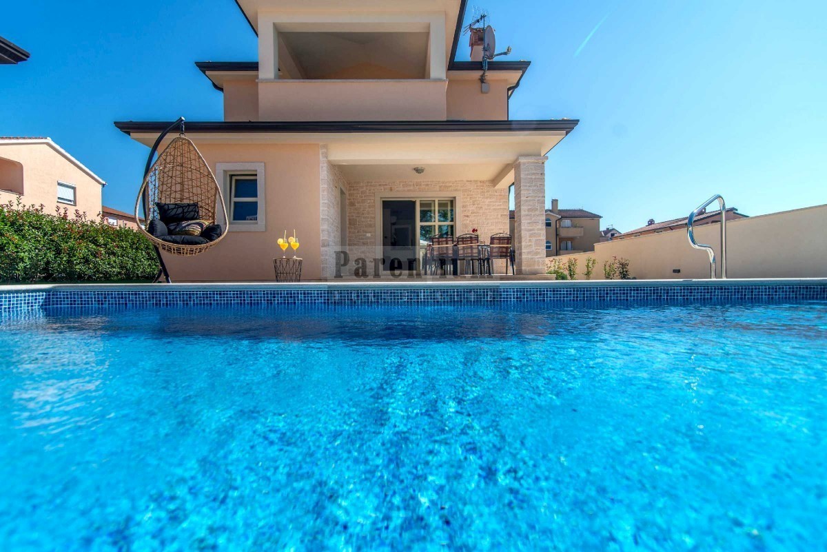 Bella casa con piscina, vicino alla città di Parenzo e vicino al mare.