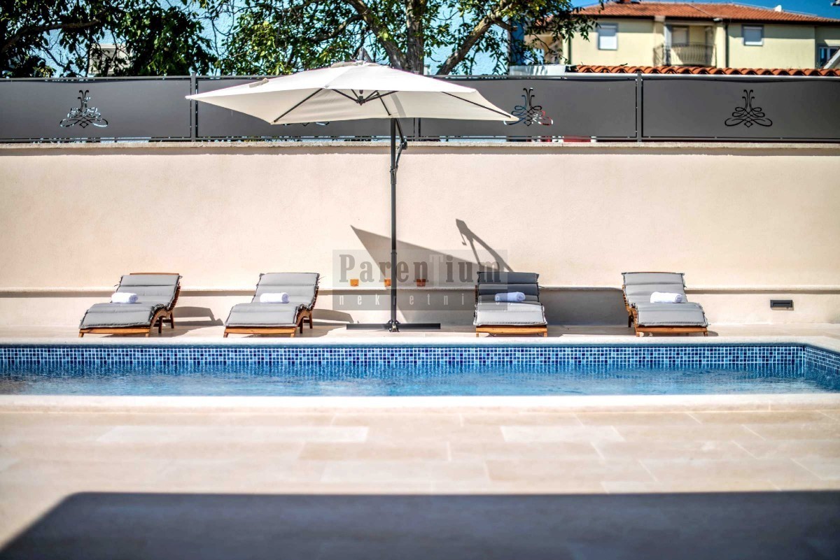 Bella casa con piscina, vicino alla città di Parenzo e vicino al mare.
