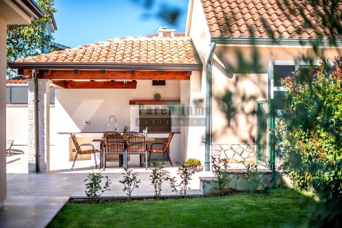 Bella casa con piscina, vicino alla città di Parenzo e vicino al mare.